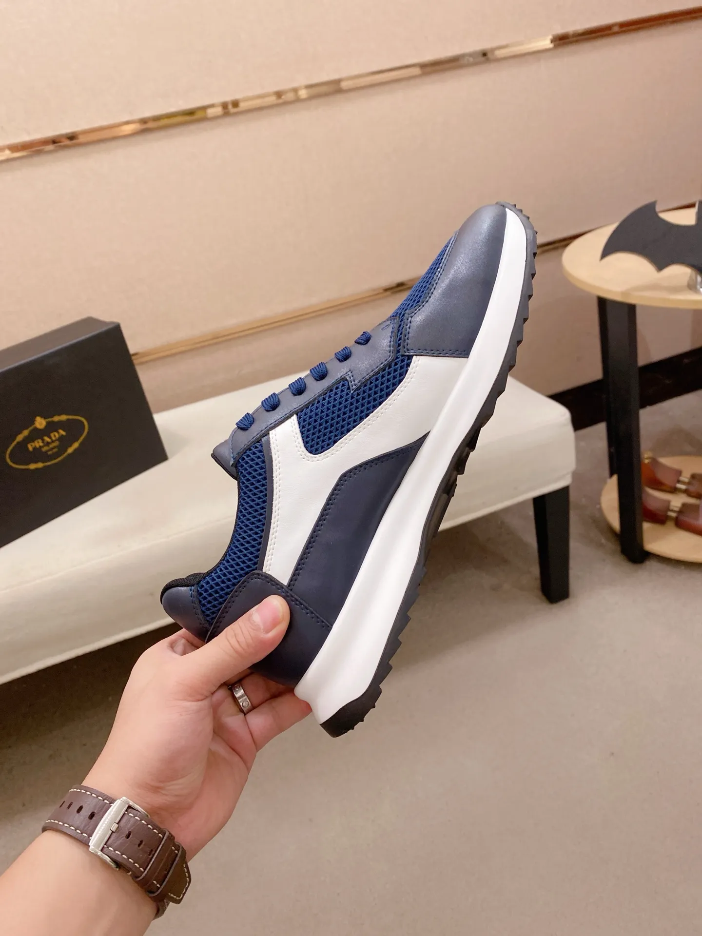 Factory price 462💰 The new PRADA (Prada) counters are launched simultaneously, new men's shoes, 😘fabrics are selected from cowhide. Lining: Mesh lining. 👍🏿 High-end ☄️ air-cushion molded anti-slip rubber outsole, exquisite lines, simple and elegant, comfortable and high-end for leisure travel. Number of yards: 38 to 44. Can be ordered for 45 non-refundable